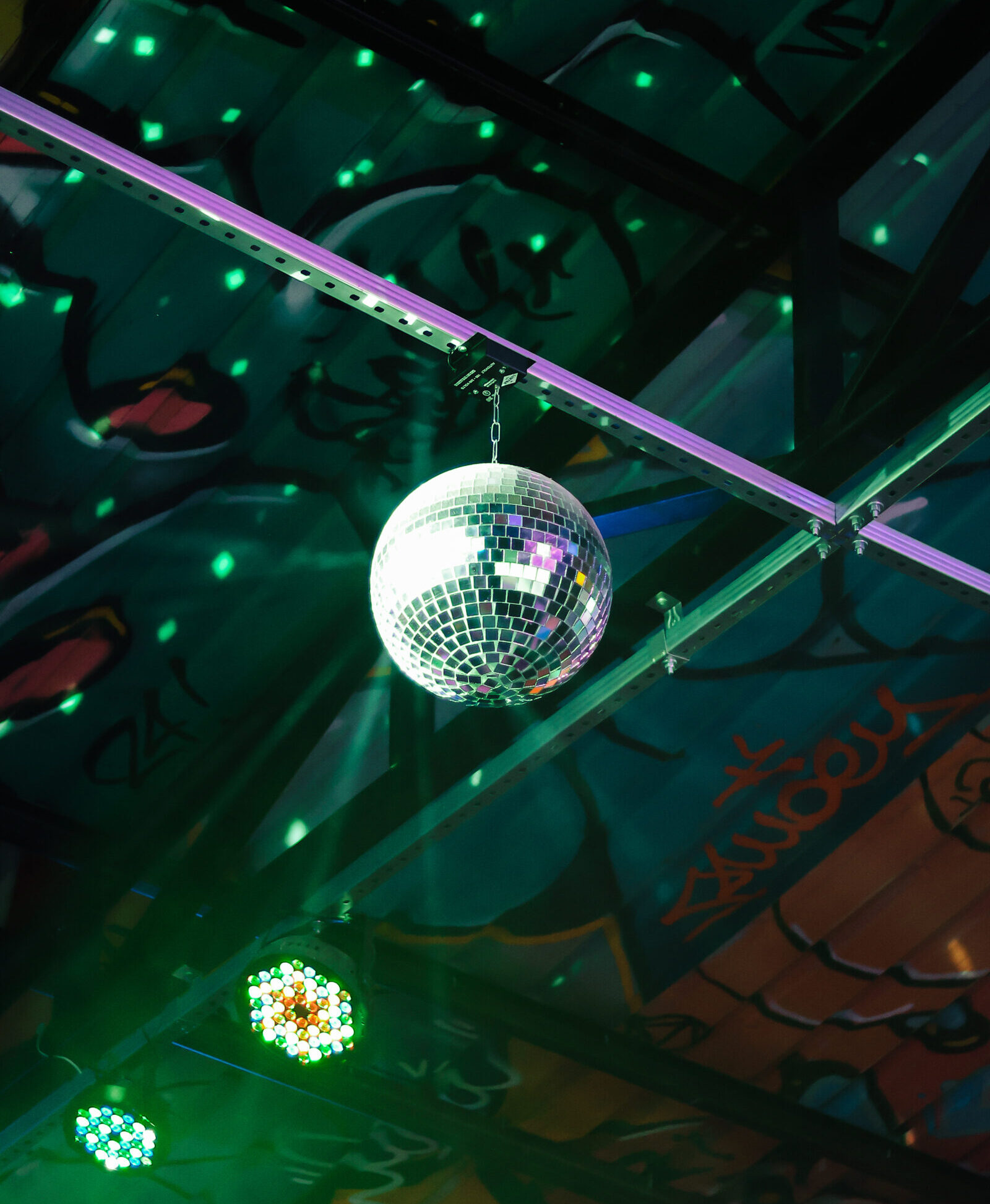 Globo espelhado com luzes de evento